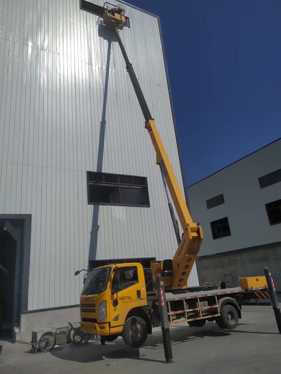22米高空作业车安装厂房玻璃施工现场，效率高