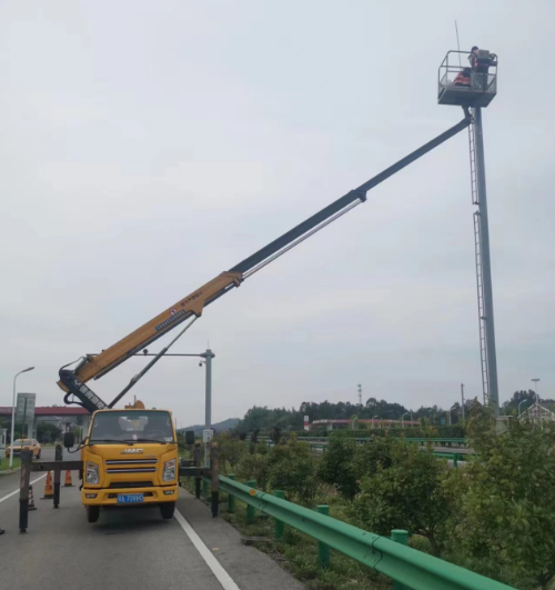 24米米登高车载人维修高路灯施工现场