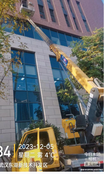 22米直臂升降车安装外墙玻璃窗户施工现场